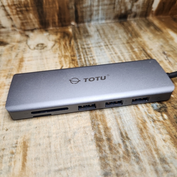 TOTU  USB C HuB 9 in 1 Triple Display Ports- 2 HDMI, VGA, SD, MICRO SD, 3 USB,PD - Picture 2 of 4